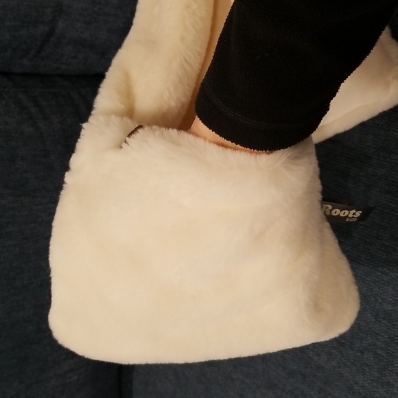 Set of 2 Polar Bear Roots Faux Fur Hat Scarf Combo Set - Picture 4 of 6